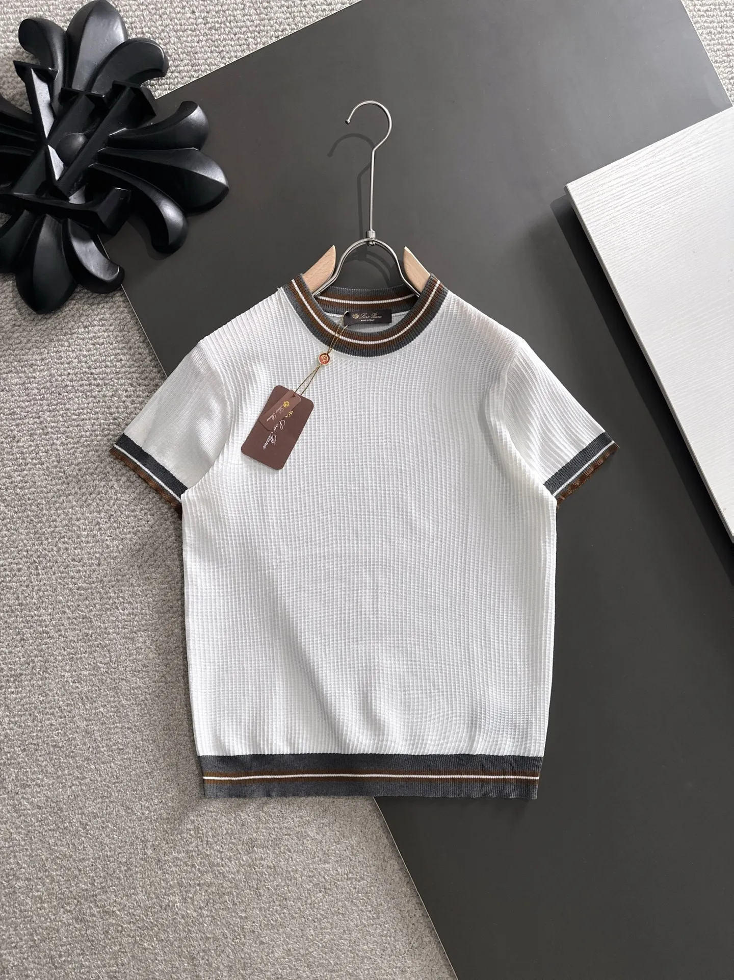 Next day shipment LP high quality Loro Piana 26ss New Arrival men's short-sleeved T-shirt Made of combed cotton yarn knitted cotton fabric, no pressure when entering and exiting the counter Exclusive control of raw materials It feels substantial when weighed, and the upper body is more textured than ordinary T-shirts. This texture can cope with the weather easily and is suitable for both hot and cold! Loose fit design, looks noble. The only correct version is available Size: M to XXXL